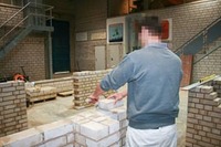 Auftragen des Putzes auf ein Mauerwerk