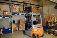 Gabelstaplerfahrer bei Lagerarbeiten Gabelstaplerfahrer bei Lagerarbeiten