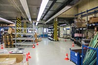Eingerichteter Fahrweg für den Gabelstaplerfahrer in der Lagerhalle