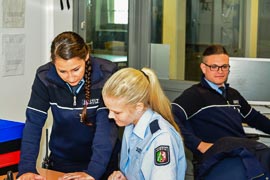Justizvollzugsbeamtinnen bei der Übergabe der Dienstgeschäfte auf der Abteilung Justizvollzugsbeamtinnen bei der Übergabe der Dienstgeschäfte auf der Abteilung