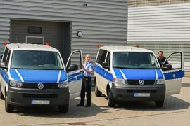 Zwei Gefangenentransportwagen des Fahrdienstes