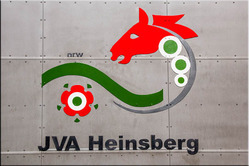 stilisiertes Landeswappen am Tor der Fahrzeugschleuse stilisiertes Landeswappen am Tor der Fahrzeugschleuse